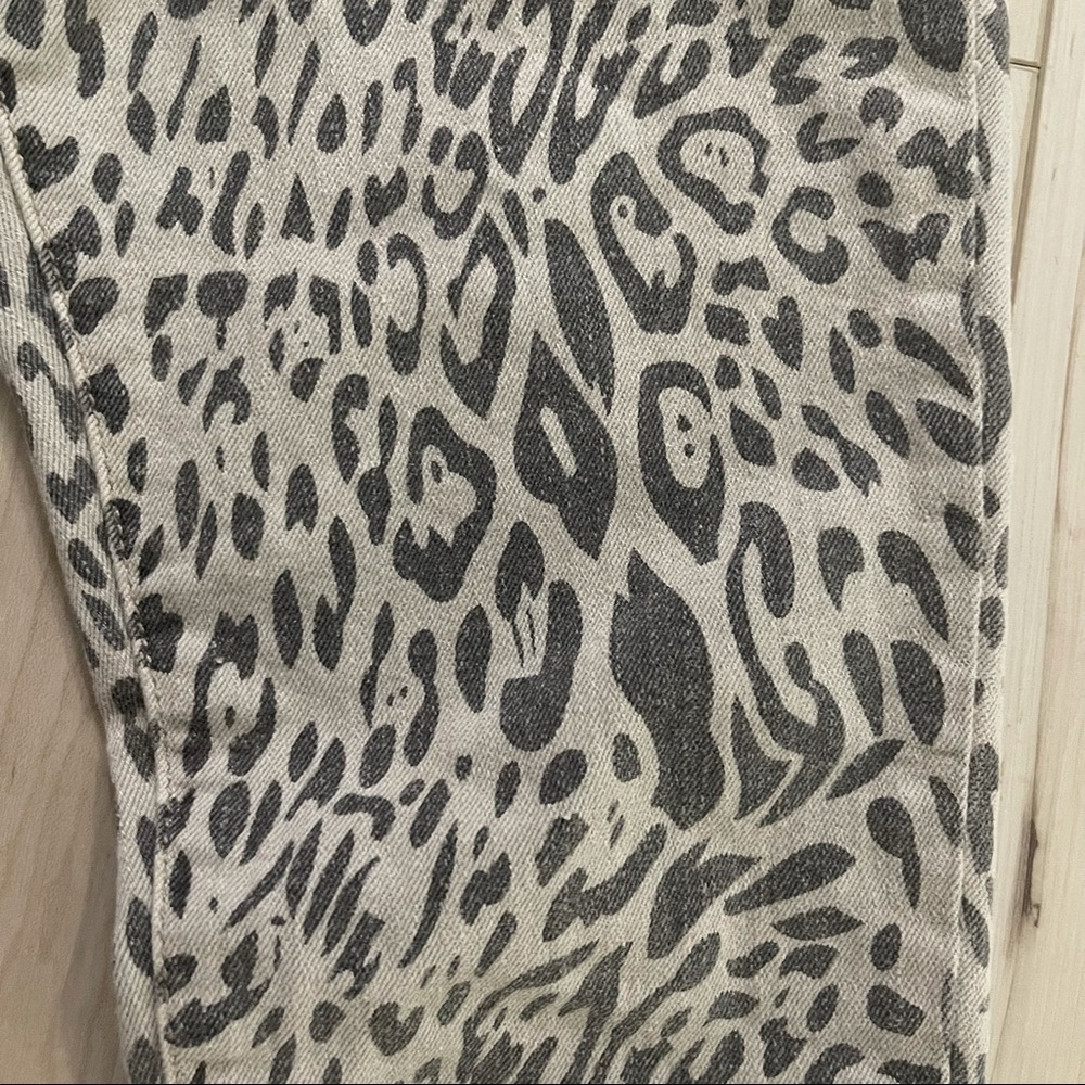🌿I love H 81- Light washed gray Cheetah animal print skinny  jeans size 25🌿 - Picture 2 of 8